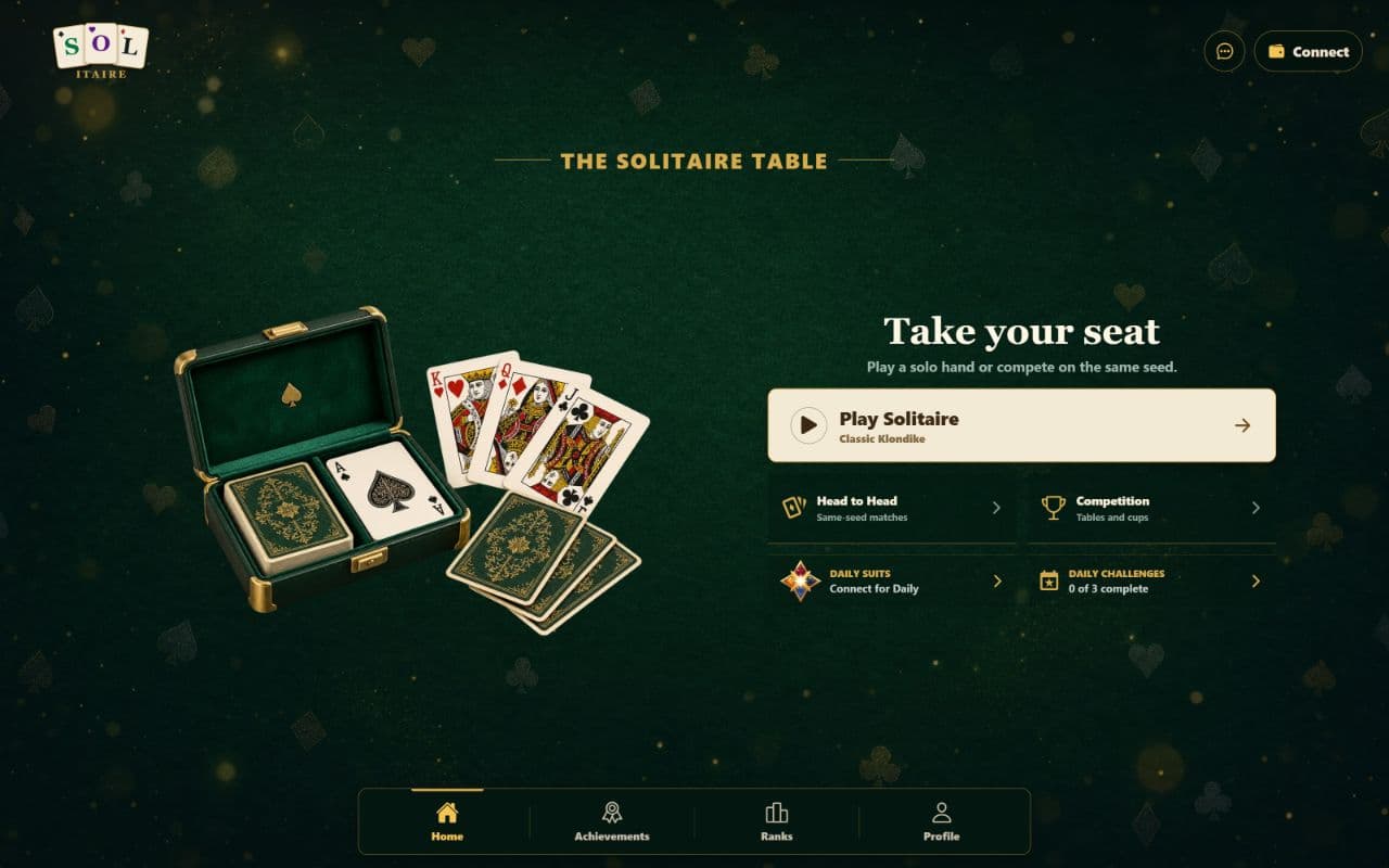ردهة تطبيق SOLitaire بتصميم أخضر وذهبي وخيارات اللعب الفردي والمنافسة